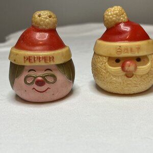 Christmas Santa & Mrs Claus Plastic Head Salt and Pepper Shakers Vintage 1976